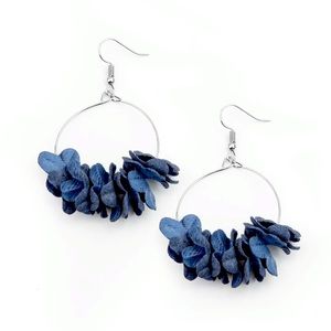 Floral earrings!! Sooo stinkin cute !